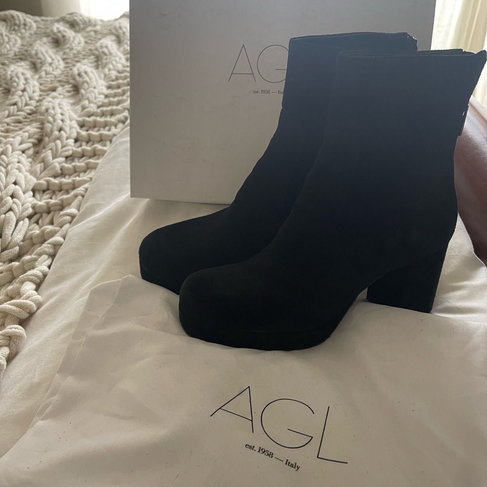 AGL Betty Pure black suede platform booties